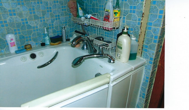 49 W 83rd St, Chicago, IL 60620 - details featuring decorative backsplash