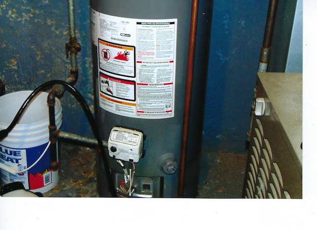 49 W 83rd St, Chicago, IL 60620 - utility room featuring gas water heater