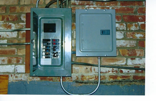 49 W 83rd St, Chicago, IL 60620 - utilities with electric panel