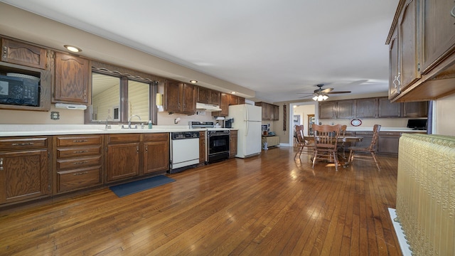 kitchen featuring sink, white appliances, dark hardwood / wood-style floors, and ceiling fan