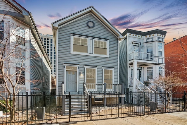 view of front facade featuring a fenced front yard