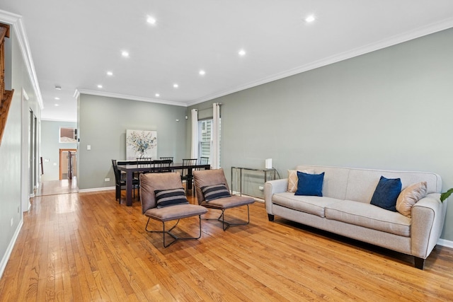 living area with recessed lighting, baseboards, light wood-style floors, and ornamental molding