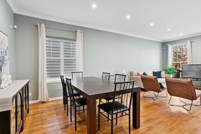 dining space featuring light wood finished floors, recessed lighting, baseboards, and ornamental molding