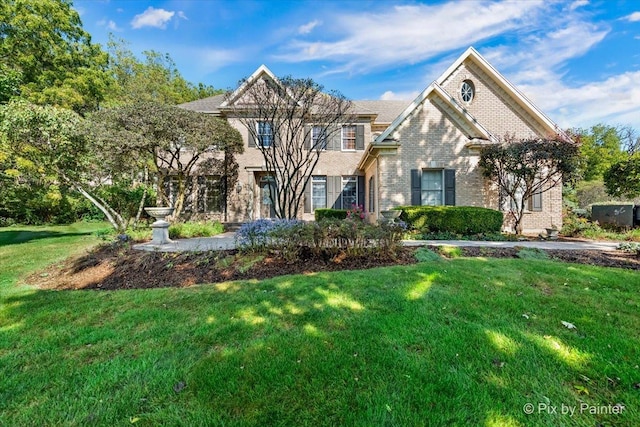 view of front property featuring a front lawn