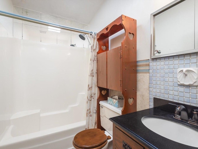 bathroom with vanity, backsplash, toilet, and shower / bathtub combination with curtain