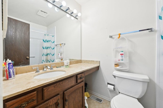 full bath with a shower with curtain, visible vents, vanity, and toilet