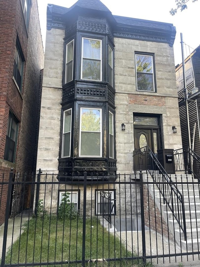 view of front of home featuring a front yard