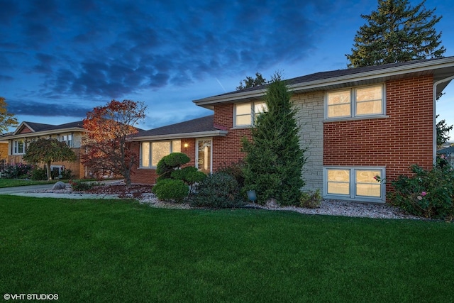 view of front of home featuring a lawn