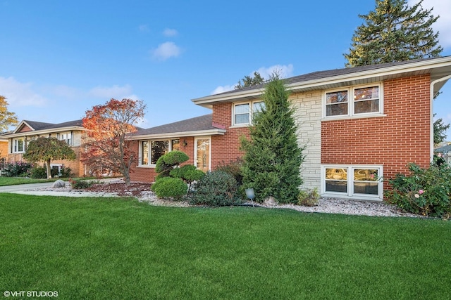 view of front of house featuring a front lawn