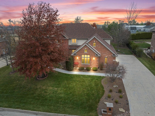 view of front of property featuring a lawn