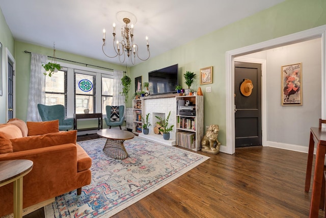 living room with dark wood-type flooring and a notable chandelier