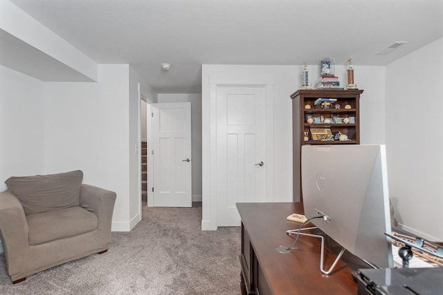 living area featuring carpet, visible vents, and baseboards