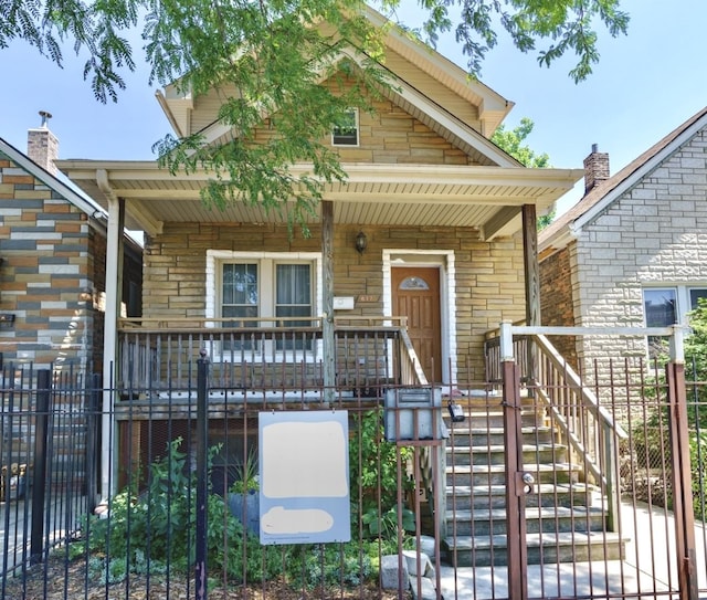 view of front facade with covered porch and fence