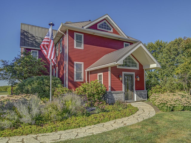 view of front of house featuring a front lawn