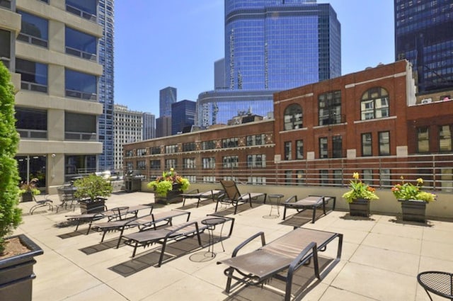440 N Wabash Ave Unit 1007, Chicago, IL 60611 - view of community featuring a view of city and a patio