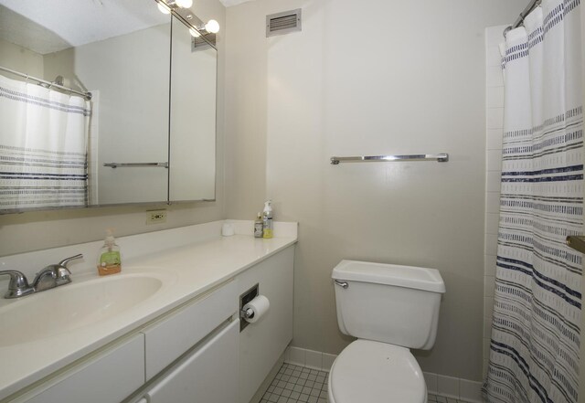 440 N Wabash Ave Unit 1007, Chicago, IL 60611 - bathroom featuring visible vents, a shower with shower curtain, toilet, vanity, and baseboards