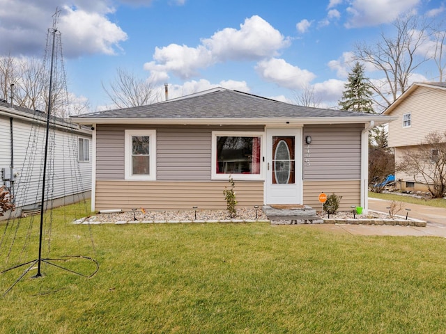 view of front of home featuring a front yard