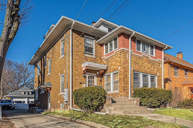 view of front facade featuring brick siding