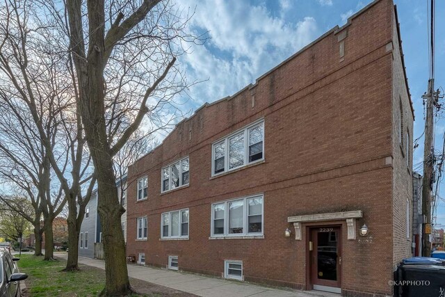 2239 W Cornelia Ave, Chicago, IL 60618 - photo 3