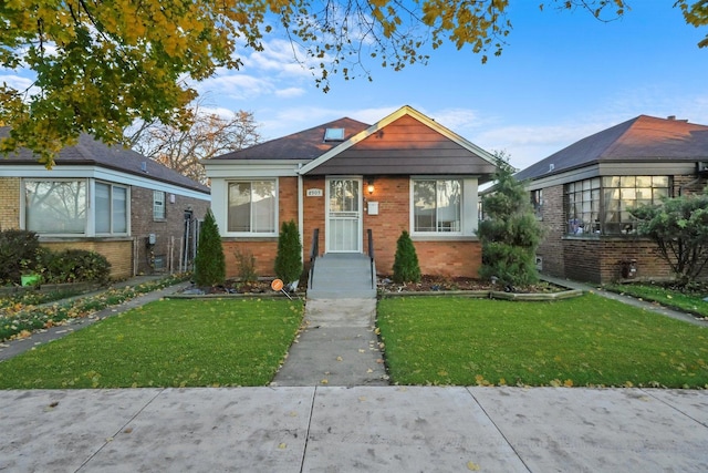 bungalow featuring a front yard