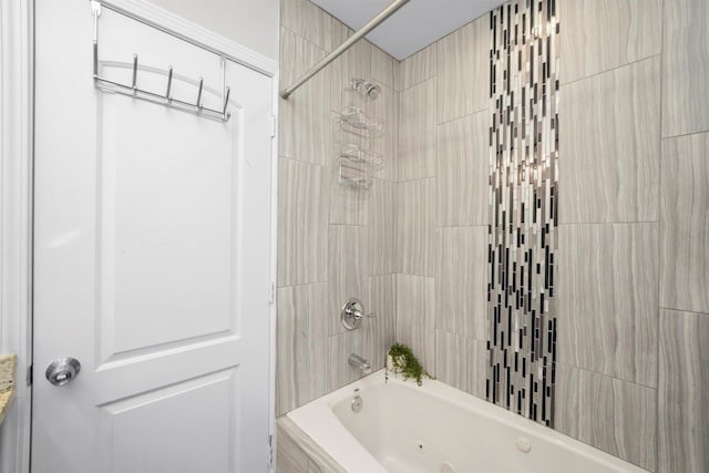 bathroom featuring tiled shower / bath