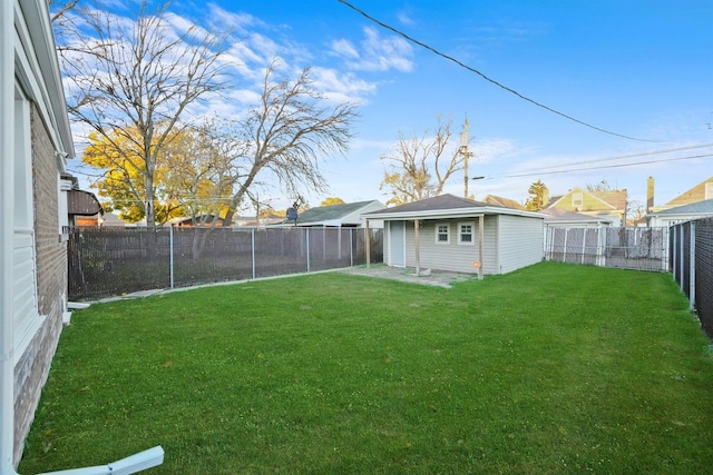 view of yard with an outdoor structure