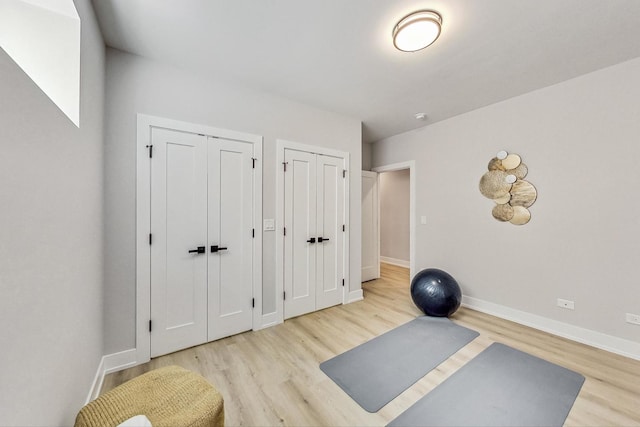 exercise area with light hardwood / wood-style flooring