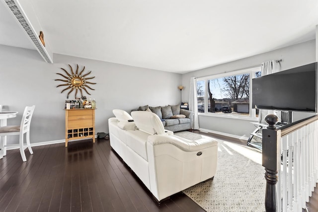 living area with dark wood-type flooring and baseboards