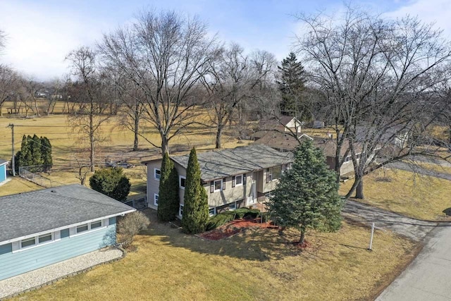 view of front of property featuring a front lawn