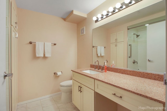 full bathroom with baseboards, visible vents, toilet, a shower with door, and vanity