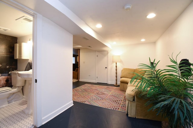 corridor featuring visible vents, baseboards, and recessed lighting