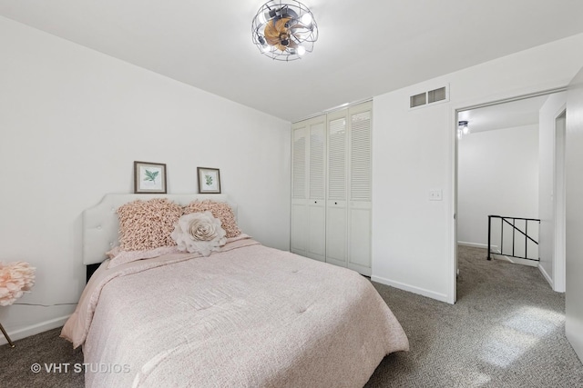 bedroom featuring carpet floors, baseboards, visible vents, and a closet