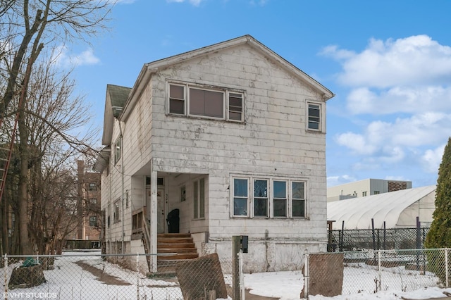 view of front of home with a fenced front yard