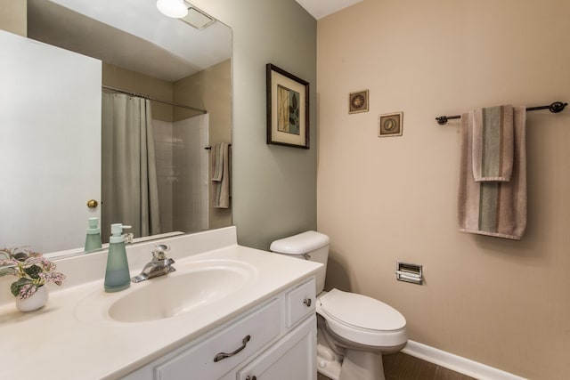 full bath featuring baseboards, vanity, toilet, and curtained shower