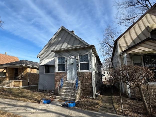 11737 S Yale Ave, Chicago, IL 60628 - shotgun-style home with entry steps