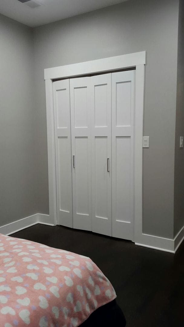 unfurnished bedroom featuring a closet and baseboards