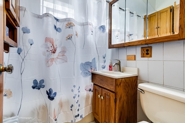 full bathroom with tile walls, toilet, curtained shower, vanity, and backsplash