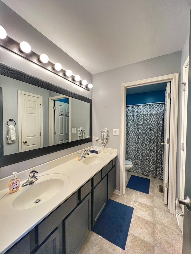 bathroom featuring a shower with curtain, a sink, toilet, and double vanity