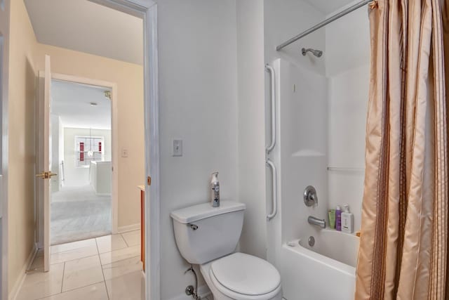 full bath featuring baseboards, toilet, and shower / bath combo