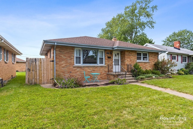 view of front of property featuring a front yard