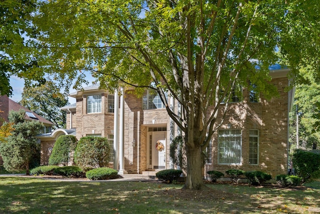 view of front of property with a front lawn