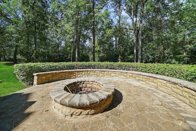 view of patio with an outdoor fire pit