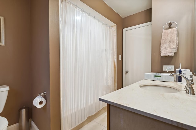 full bath featuring tile patterned flooring, a shower with shower curtain, vanity, and toilet