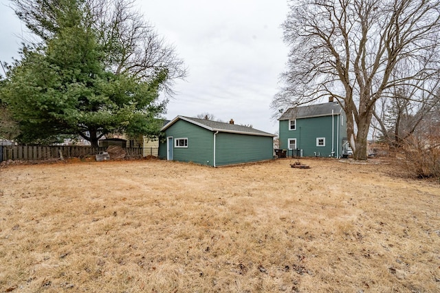 view of yard with an outdoor structure