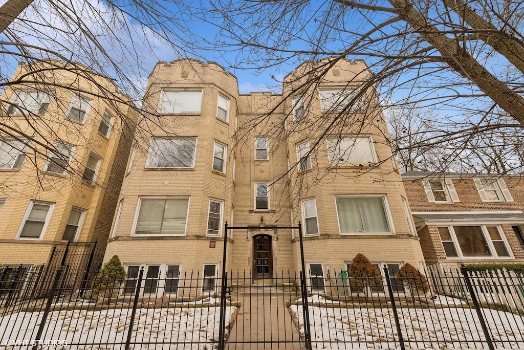 6153 N Hamilton St Unit 2, Chicago, IL 60659 - view of property with a fenced front yard