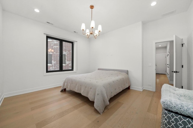 bedroom featuring light wood-style floors, visible vents, baseboards, and recessed lighting