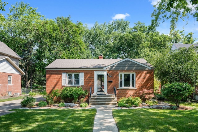 view of front of home featuring a front lawn