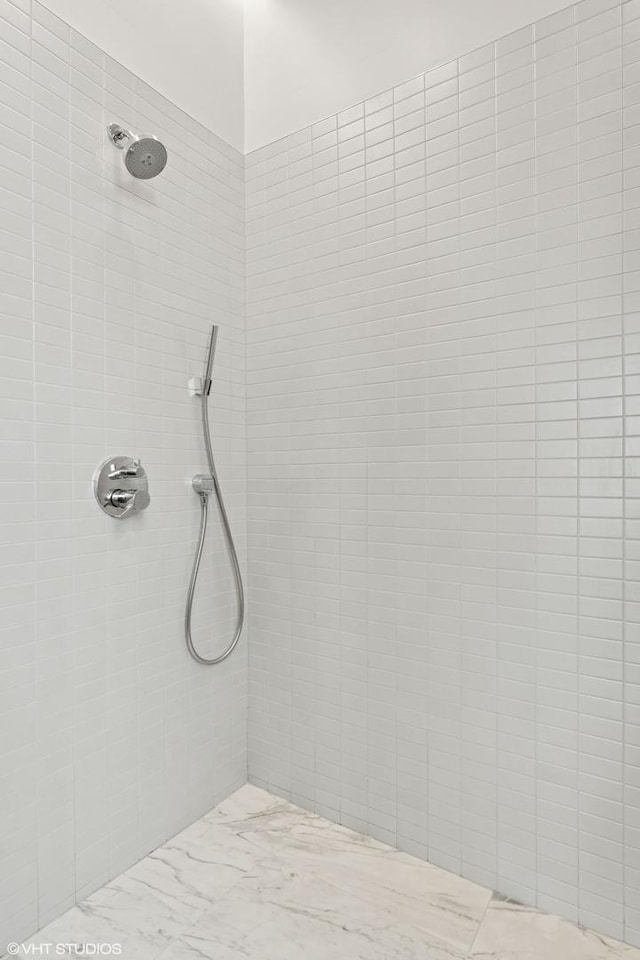 full bathroom featuring tiled shower