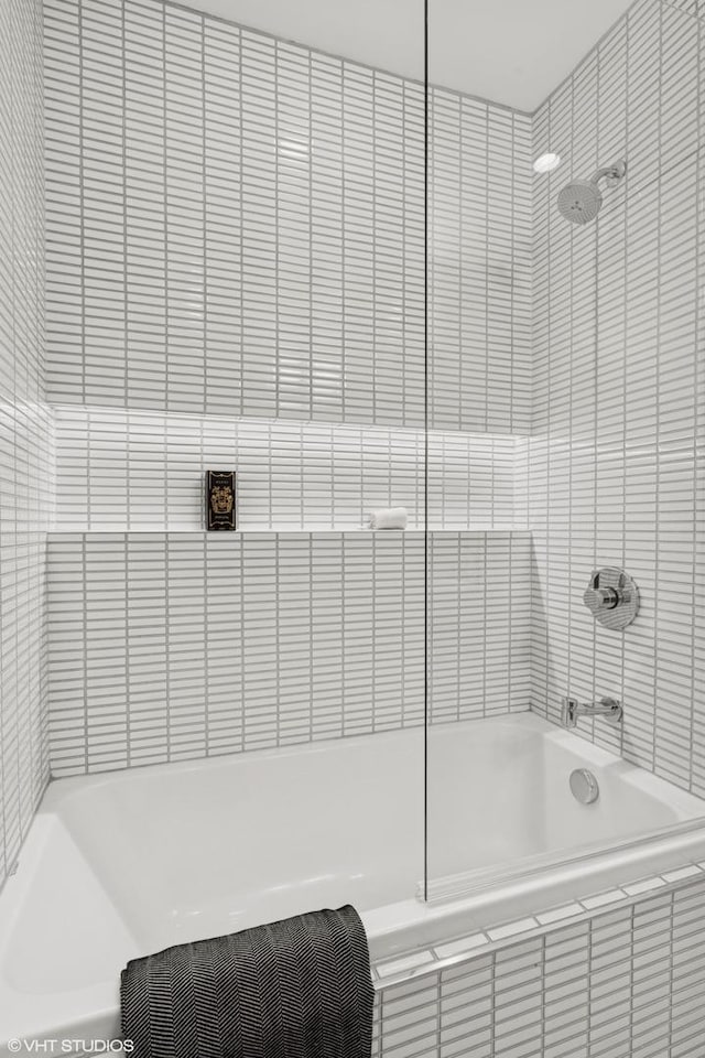 bathroom with tiled shower / bath