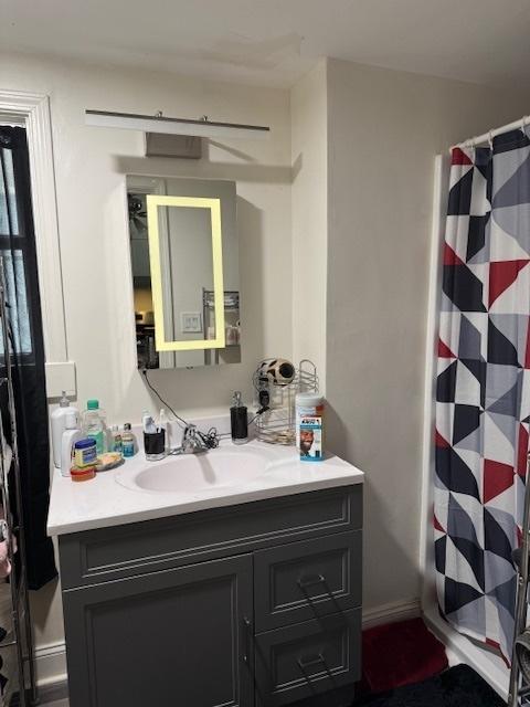 bathroom with a shower with curtain and vanity